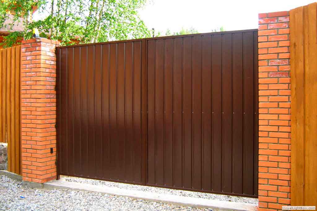 Распашные ворота с заполнением профилированным листом коричневые уличные собственное производство